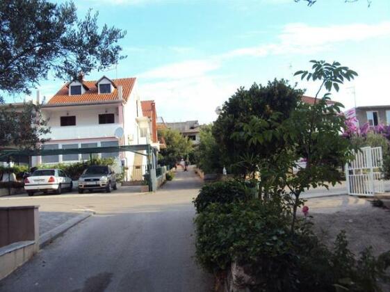  Photo 1