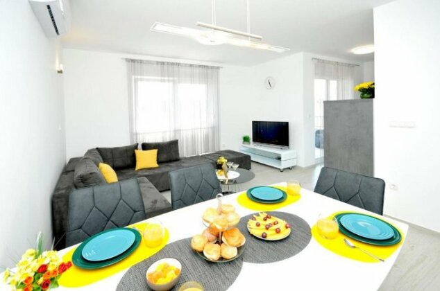 Apartment Adrian Trogir - Photo2