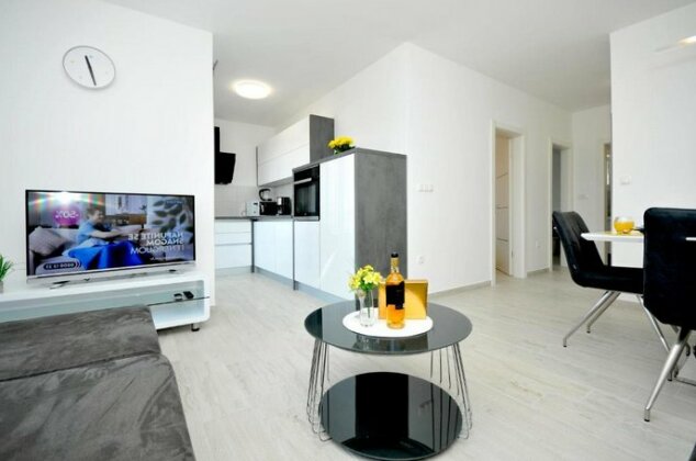 Apartment Adrian Trogir - Photo3
