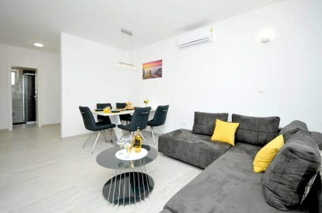 Apartment Adrian Trogir - Photo4