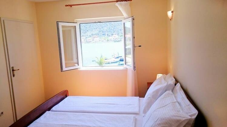 Cosy Seafront House - Photo2