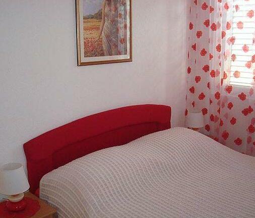 Apartments and Rooms Dis - Photo3