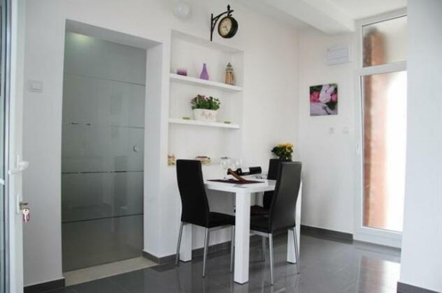 Apartment Paula with Private Jacuzzi - Photo2