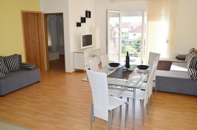 Cozy Two-Bedroom Apartment - Photo2