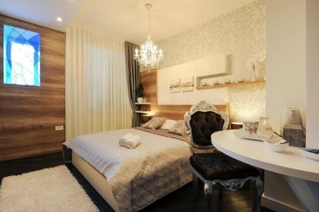 Silver & Gold Luxury Rooms - Photo3