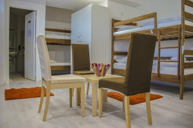 Hostel Poolside Zagreb - Photo5
