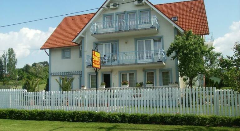Hollik Apartmanhaz - Photo2