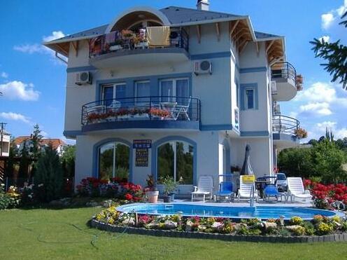 Judit Vendeghaz Balatonfured - Photo3