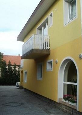 Yellow Apartment House - Photo3