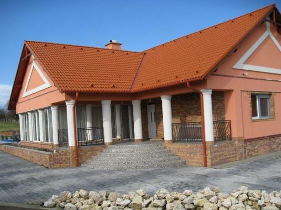 Villa Piros