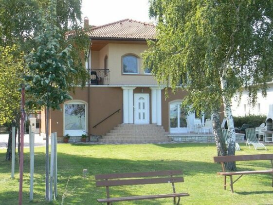 Lomb Apartman - Photo3