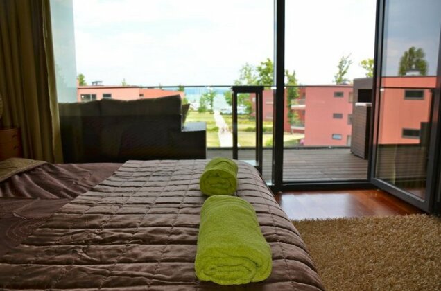 Modern Apartment with Lake View - Photo5