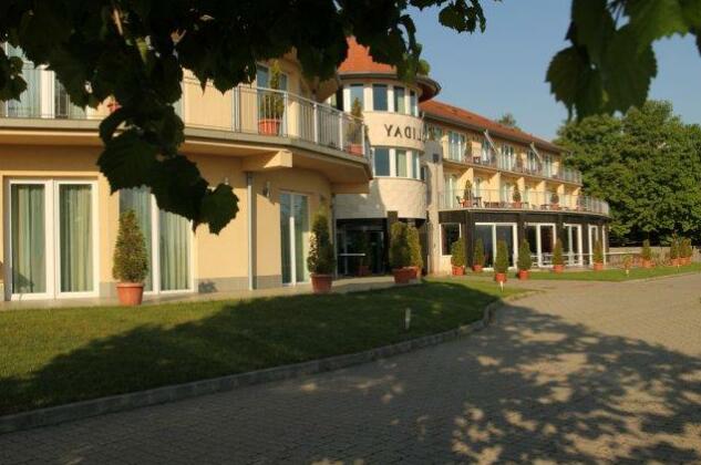 Holiday Hotel Balatonszarszo - Photo2