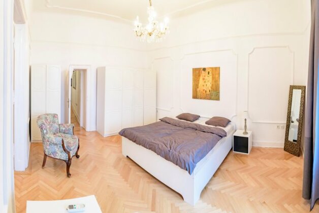 Beautiful view of Danube river Parliament and Bridge furnished suite - Photo4