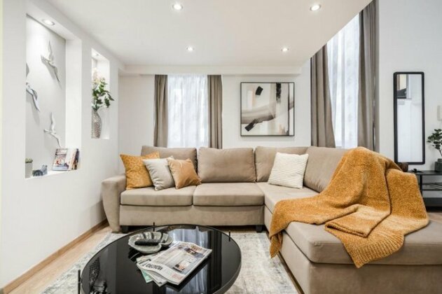 BpR Luxurious & Stylish Duplex Home - Photo2