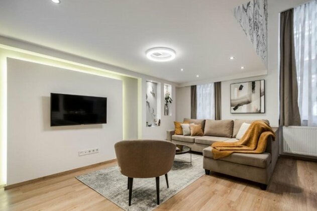 BpR Luxurious & Stylish Duplex Home - Photo3
