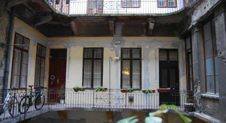 Budapest Centrum Cozy Hostel - Photo2