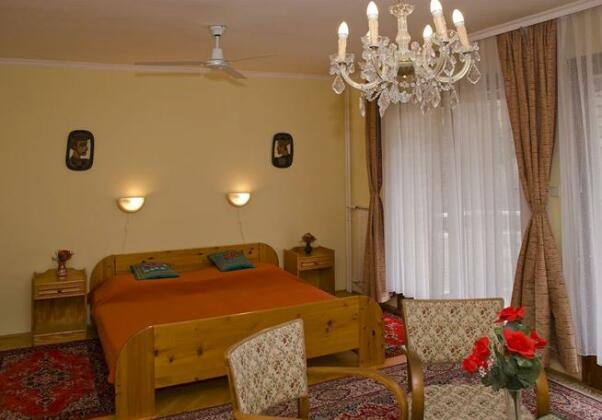 Budavar Bed and Breakfast - Photo3