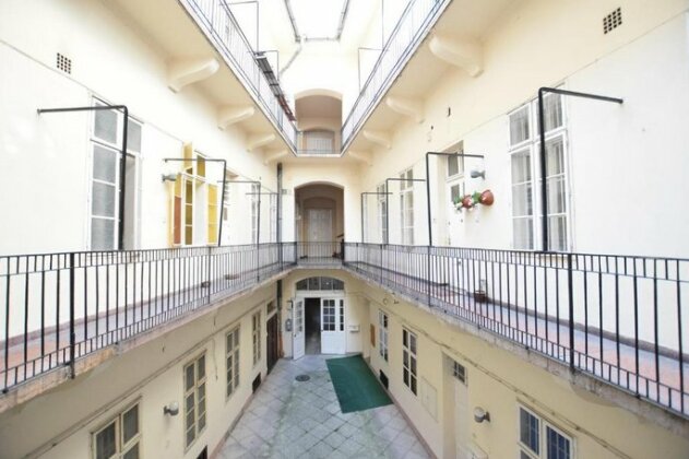 Creative Apartment - Papnovelde
