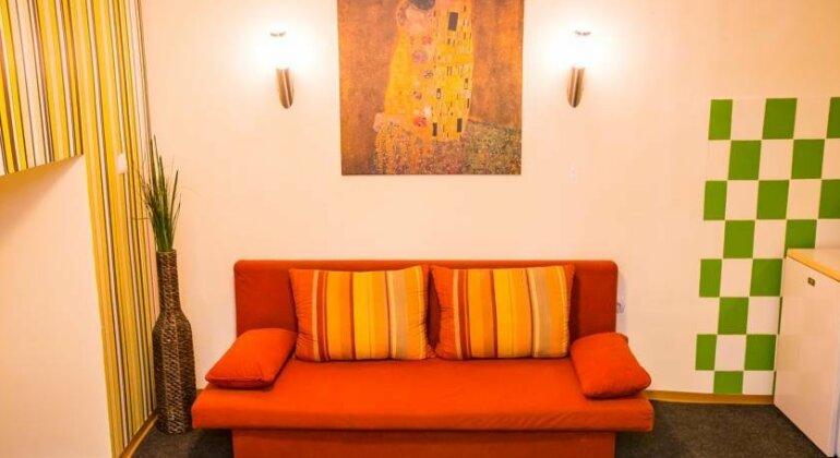 Emerald Privates Budapest Hostel - Photo3
