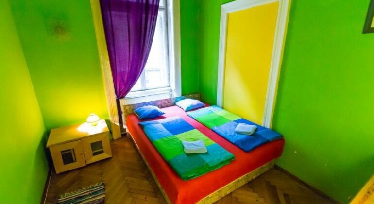 Emerald Privates Budapest Hostel - Photo5