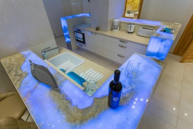FamousAli Luxury Suites - Photo2