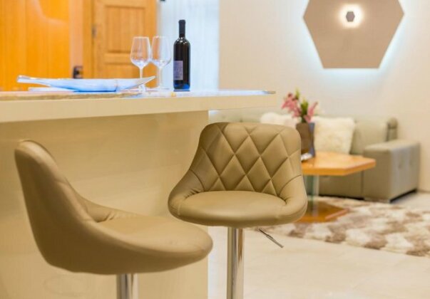 FamousAli Luxury Suites - Photo4