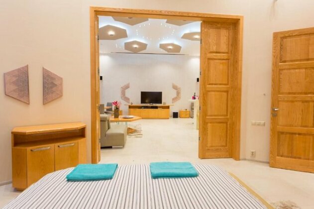 FamousAli Luxury Suites - Photo5