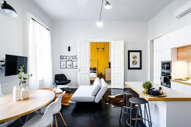 NEW 4 Bedroom Design Apartment for 10 - Photo2