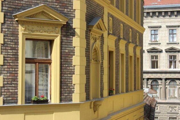 Romantic Downtown Apartments - Photo3