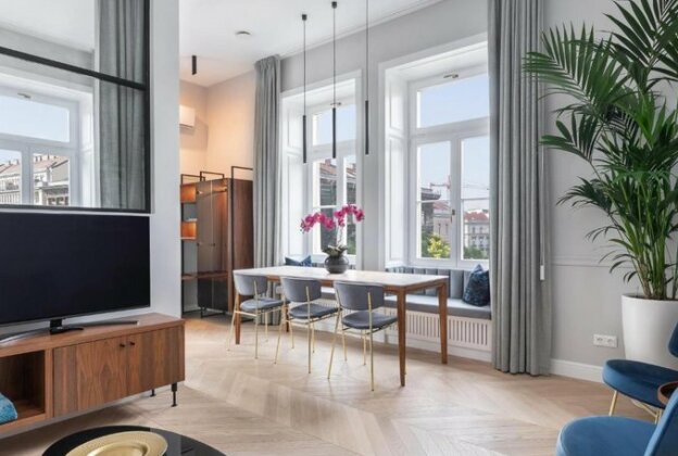 Royal Blue Home - Photo2