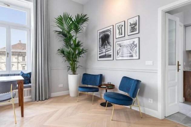 Royal Blue Home - Photo5