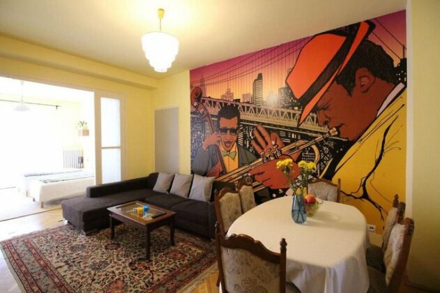 The House of JAZZ 4BR Prime Location Flat For 11 guests - Photo2