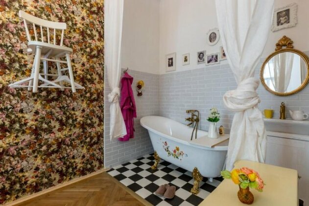 Vintage Home in the Center - Photo2