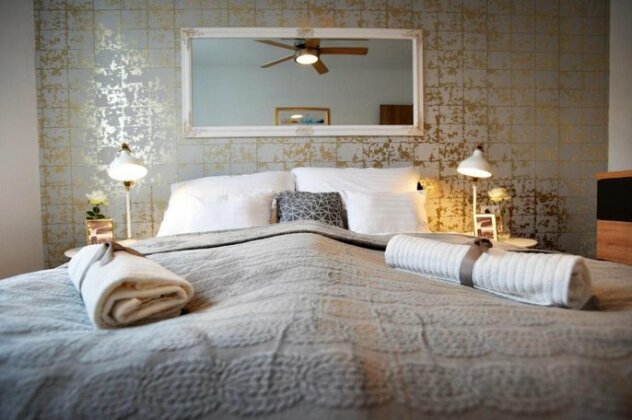 ONE Luxury Suites Eger - Photo2