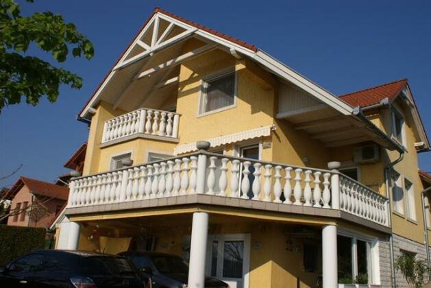 Villa-Erika Apartman - Photo2