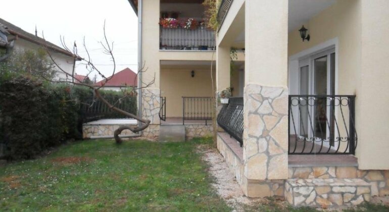 Arany Janos Apartmanok - Photo2