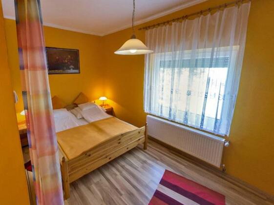 Szilvia Apartmanhaz Harkany - Photo2