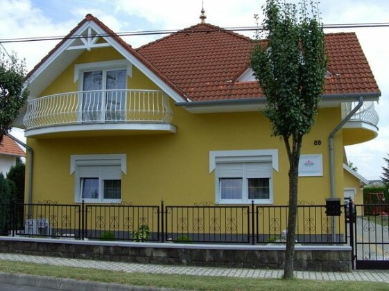 Csombo Apartman - Photo2