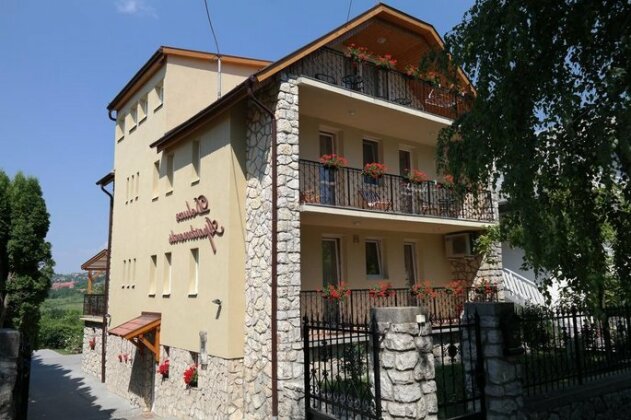 Deluxe Apartments - Photo2