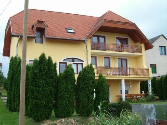 Heviz Yellow Apartmenthouse - Photo2