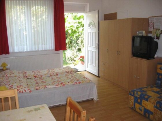 Axter Apartman Vendeghaz - Photo4