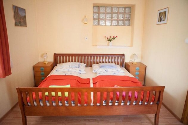 Hunyadi Panzio-Apartman - Photo5