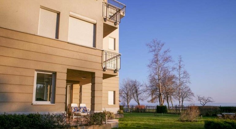 Lakeside Apartment - Photo2