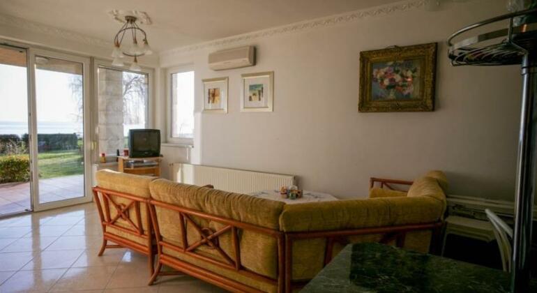 Lakeside Apartment - Photo3