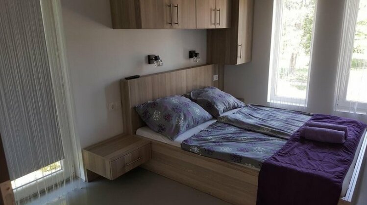  Photo 1