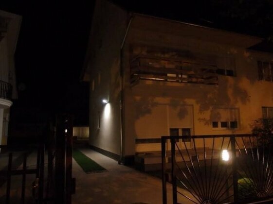  Photo 1
