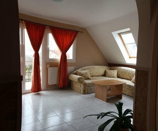 Navay Vendeghaz - Photo2