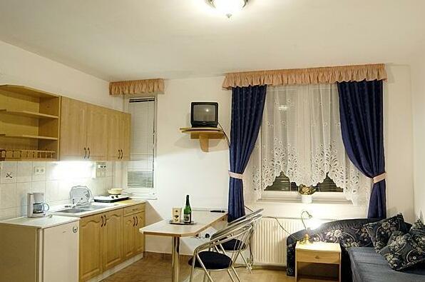 Azur & Smaragd Apartmanhaz - Photo2