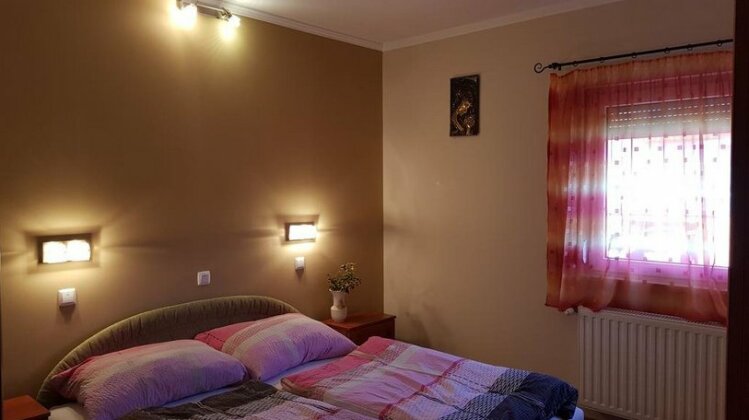 Laci Apartman - Photo2